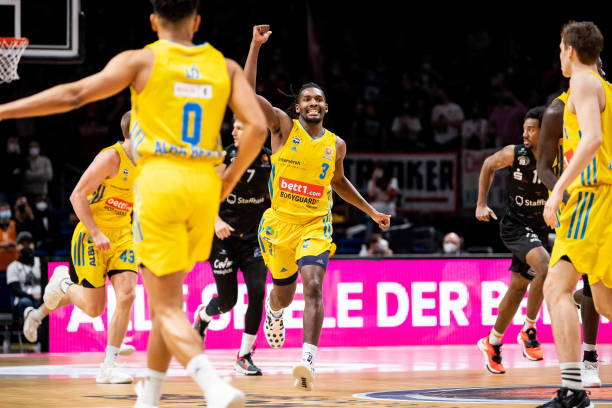 队缩小分差 队缩小分差